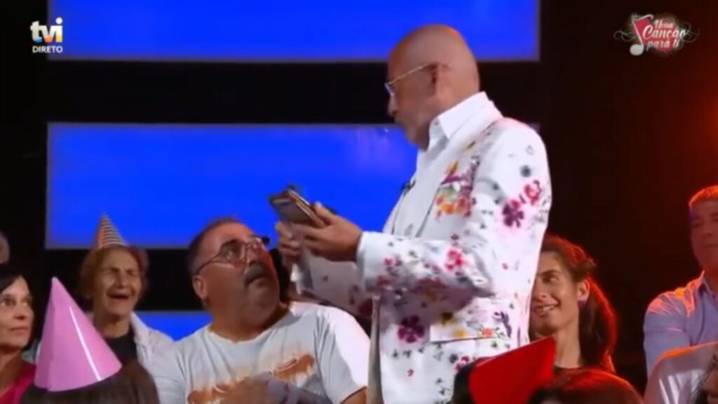 O momento em que Manuel Luís Goucha atende um telemóvel na plateia, veja: