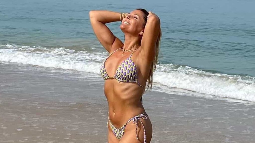 De férias, Sónia Araújo volta a impressionar em biquíni