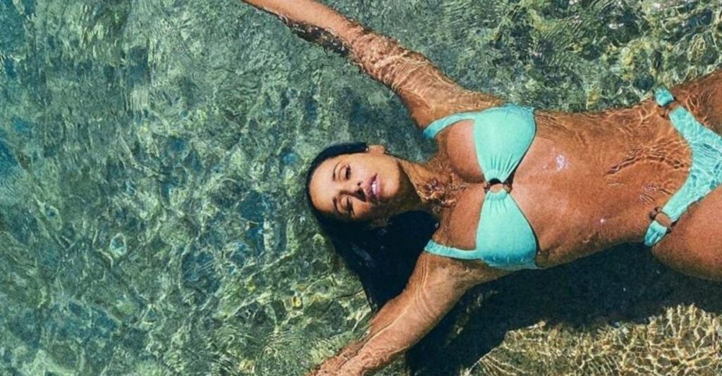 Em topless, Rita Pereira soma elogios