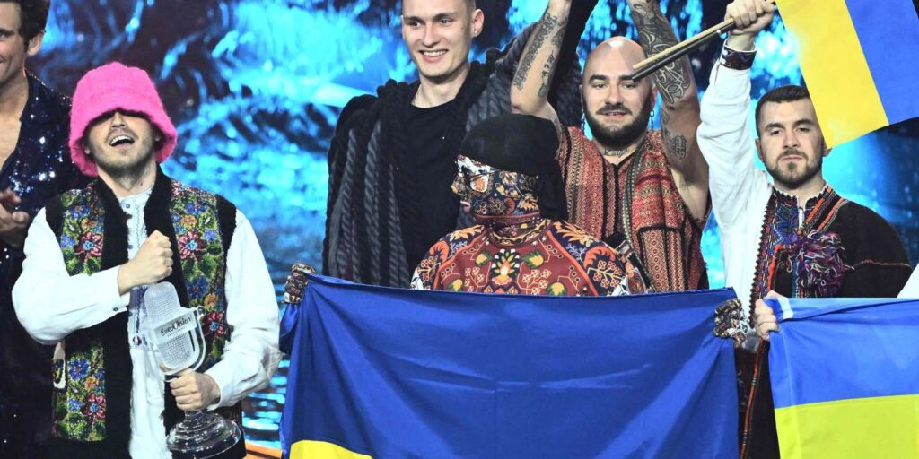 Vencedores da Eurovisão leiloam troféu para ajudar tropas Ucranianas. Valor arrecadado foi este. Veja!