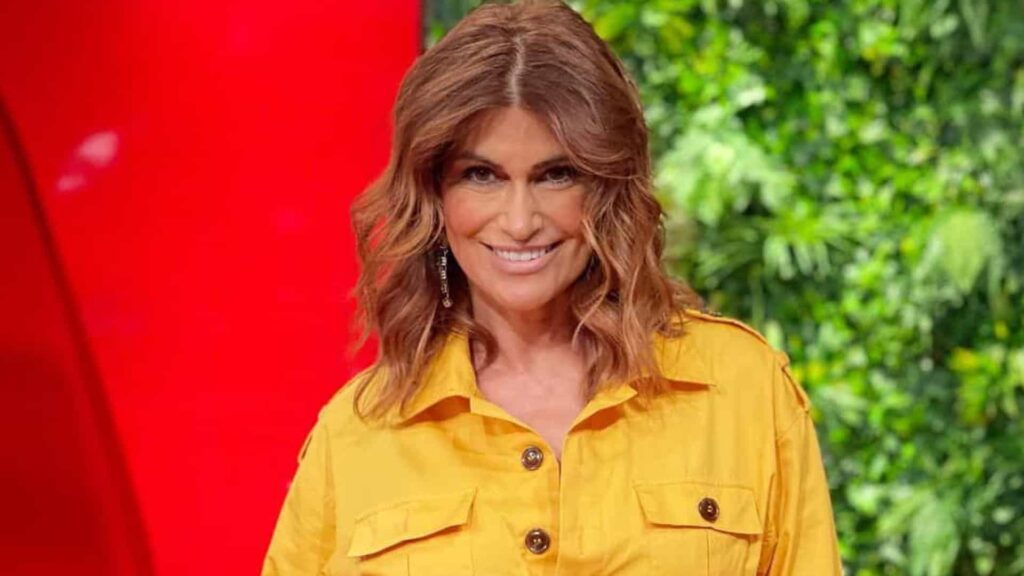 Aos 51 anos, Liliana Campos deslumbra em biquíni