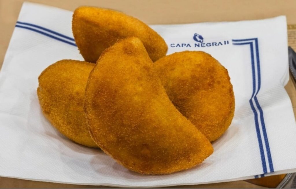 Veja bem. Já passaram 50 anos desde que abriu! “As francesinhas são muito boas e os rissóis excelentes” dizem os clientes.