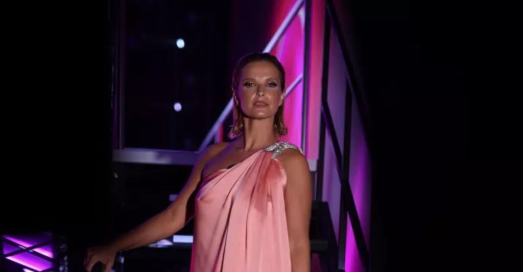 Cristina troca o Branco habitual das estreias e aposta num versão Rosa. Começou o Big Brother.