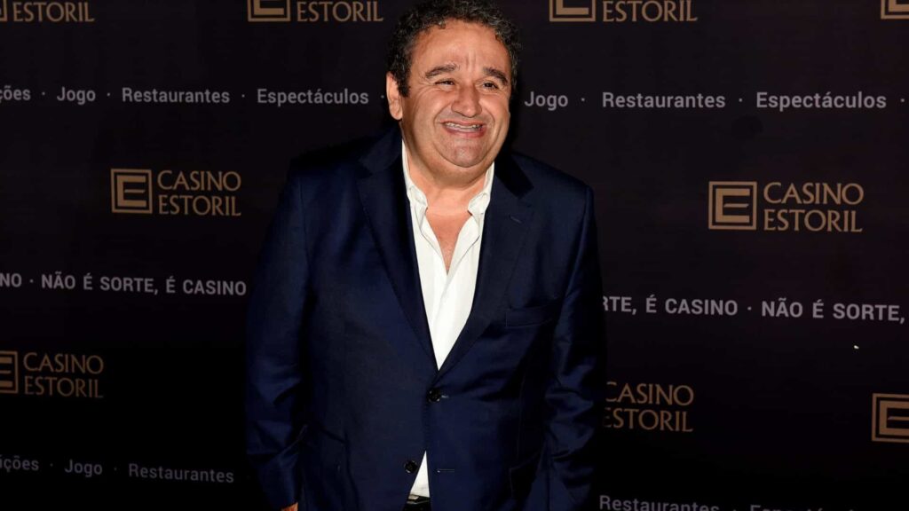 Associação Sara Carreira: Fernando Mendes mostra imagens com os novos bolseiros.