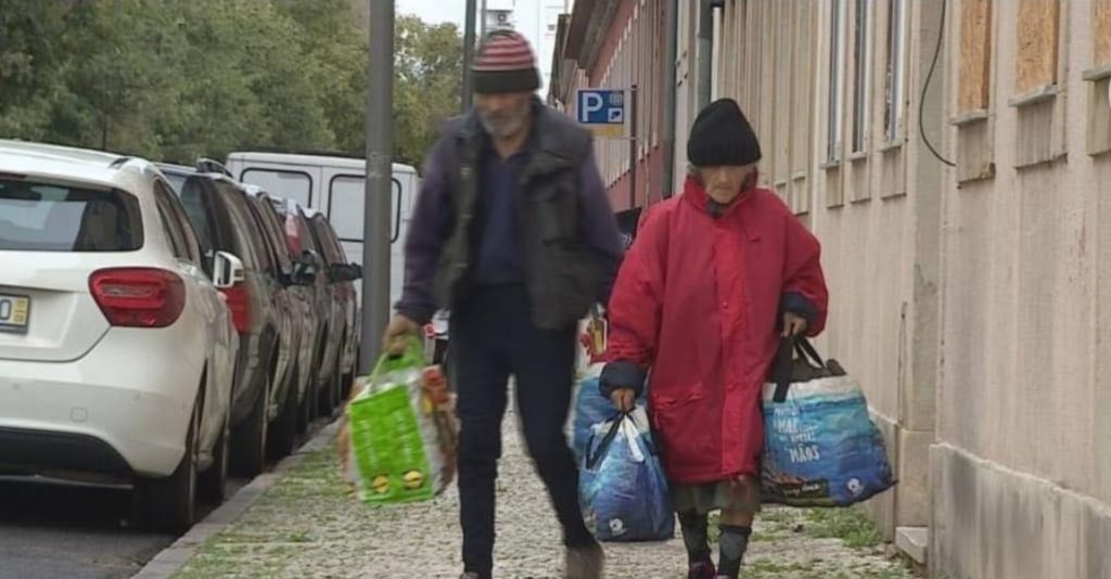 Mudaram as fechaduras: Casal de idosos despejados de casa. Vivem nas ruas de Lisboa