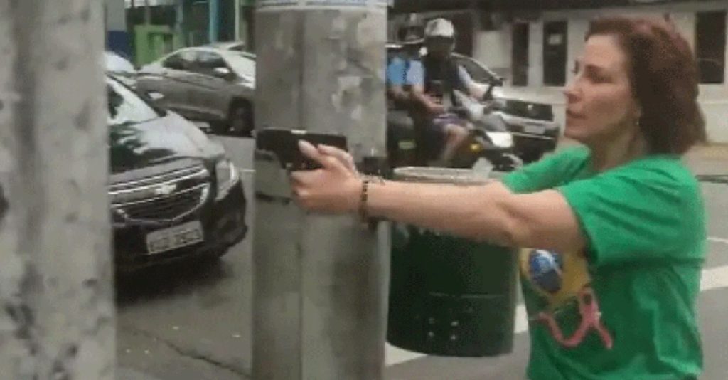 São Paulo: Deputada apoiante de Bolsonaro armada persegue homem