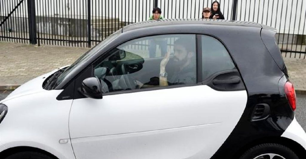 Bernardo Silva chega ao estágio da seleção num modesto smart!