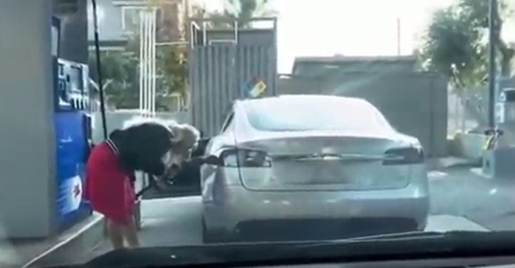 Mulher tenta encher “depósito” de um Tesla numa bomba de combustível!