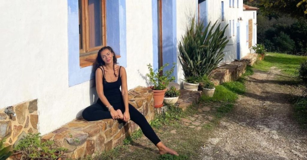 Refugiou-se num centro espiritual depois de muitos desgostos. Veja as fotos de SOFIA RIBEIRO em PAZ!