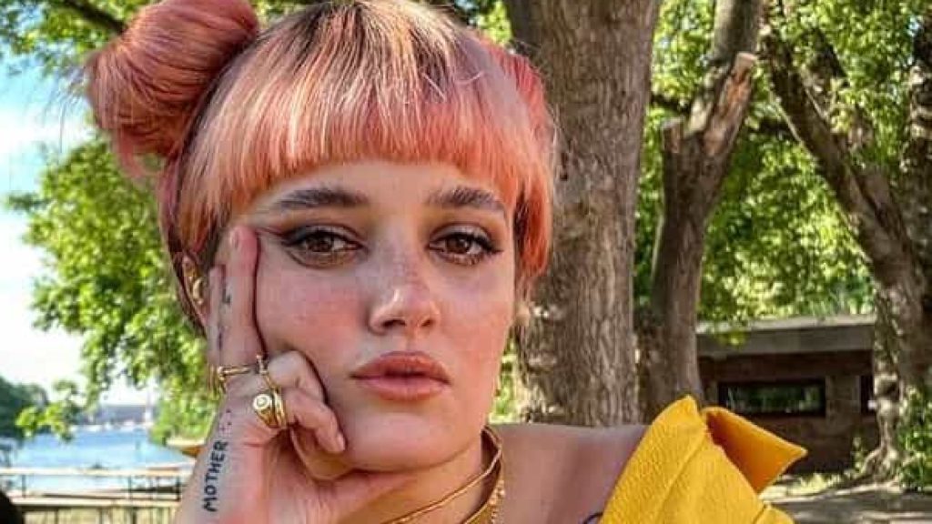 Carolina Deslandes em bate-boca com internauta: “Vai para o c******”