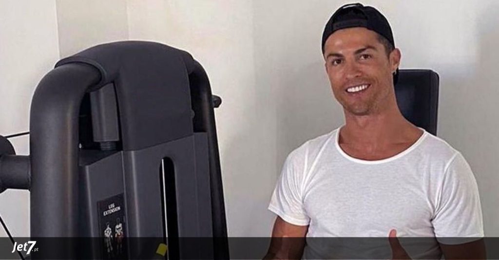 Custa 10€! Veja o livro que Cristiano Ronaldo está a ler.