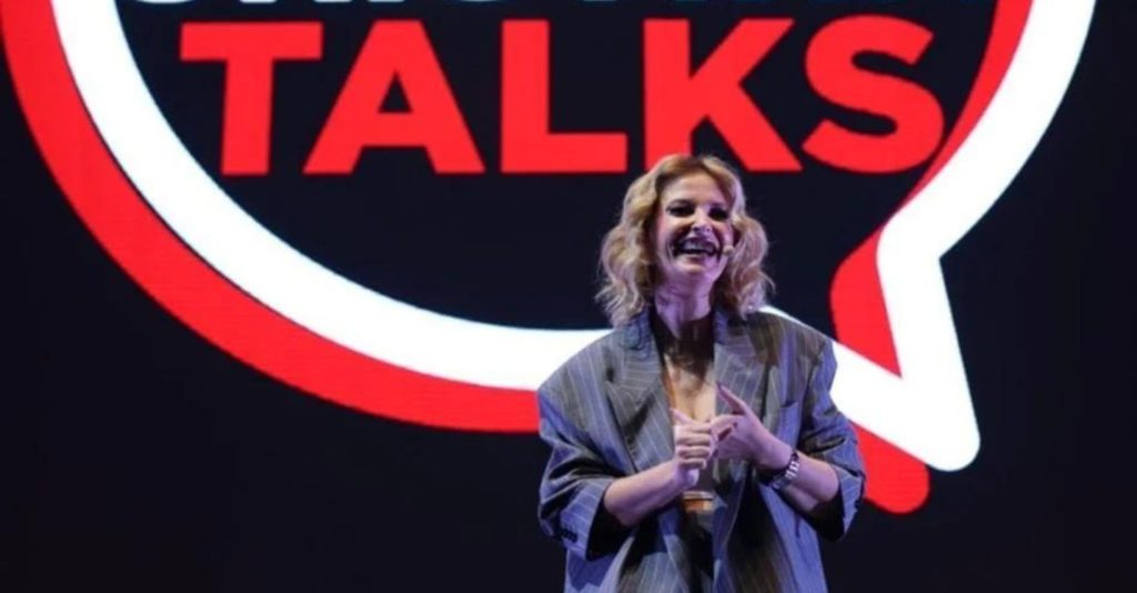 Não se ria! Cristina chora e mostra que “Nossa Senhora”, apareceu-lhe esta manhã dentro de um par de sapatos de sola vermelha!