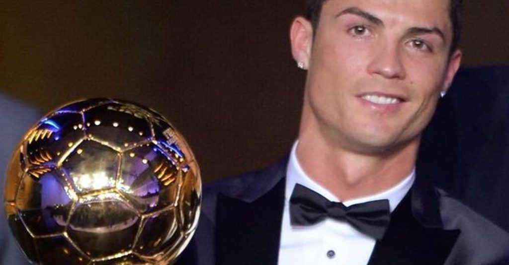 Ronaldo vende Bola de Ouro de 2013 e o destino do dinheiro está comover (meio) mundo!