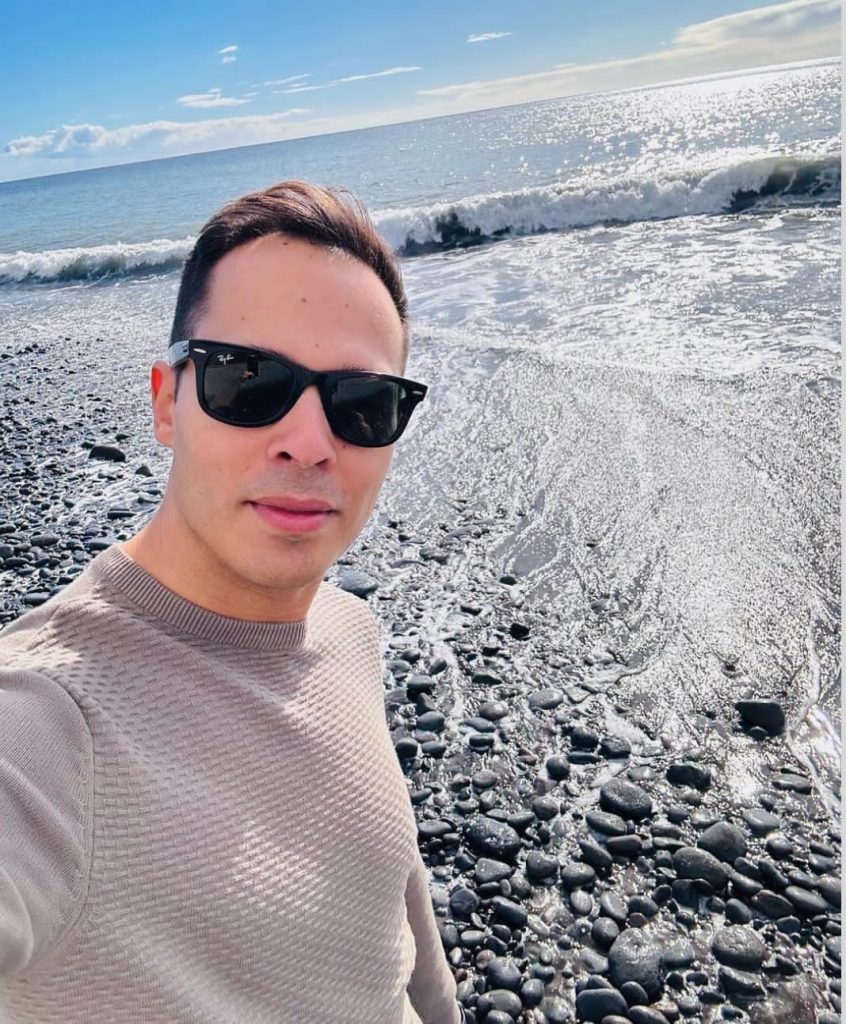 Que palhaçada! Depois de ficar desempregado, Santiago Lagoá mostra-se em férias de Luxo. Veja as fotos