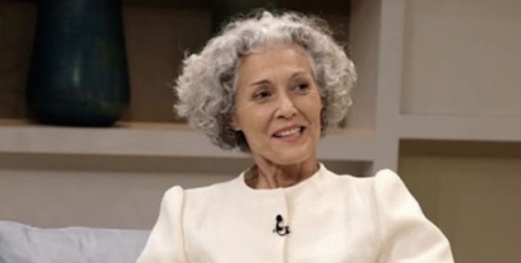 Velhos são os trapos ! O motivo que levou Lara Li a voltar …tantos anos depois. É simples, veja