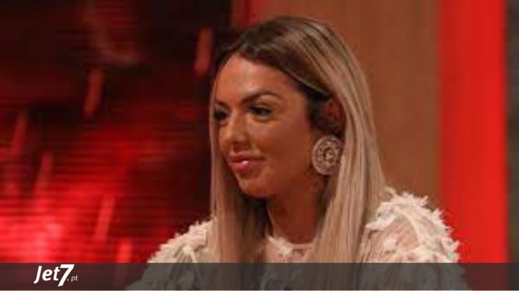 Cláudia Nayara atirou-se para o chão durante actuação de familiar no The Voice Kids