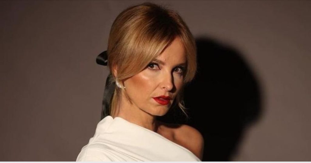 O ‘clássico’ preto e branco é a escolha do look de Cristina Ferreira . Veja as fotos!