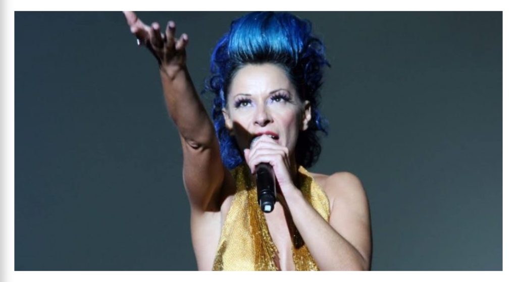 O que é isto? Wanda Stuart muda radicalmente de visual. Ora veja!