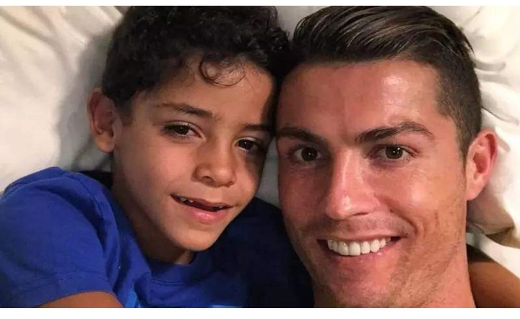 Encontrada a mãe biológica do filho de Cristiano Ronaldo. Imprensa internacional diz mesmo que o ‘segredo mais bem guardado’ pode estar prestes a ser revelado.