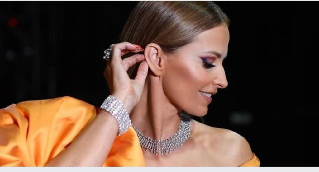 A Rainha da noite. Cristina Ferreira muda de vestido em noite de estreia e surpreendeu! Veja as fotos: