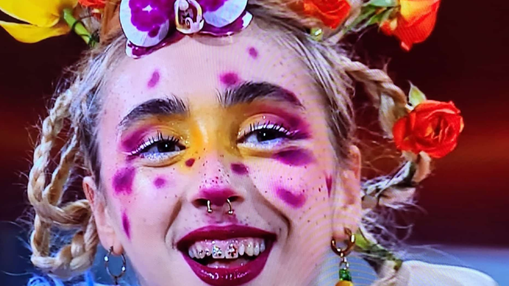 Olha quem é ela! Marie muda de visual e está ‘outra mulher’.