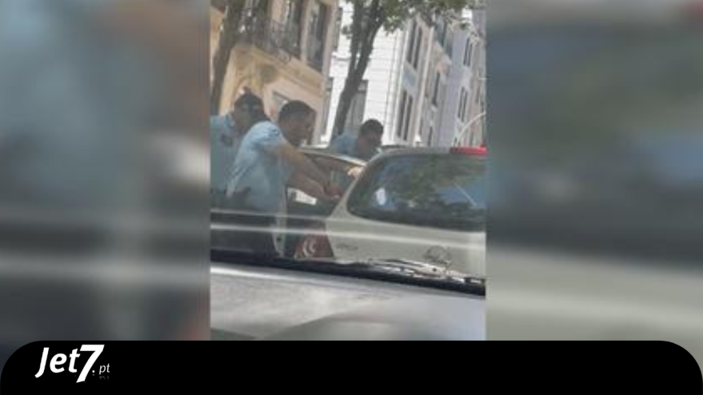 PSP aborda estrangeiros com arma em punho no Centro do Porto. Veja vídeo